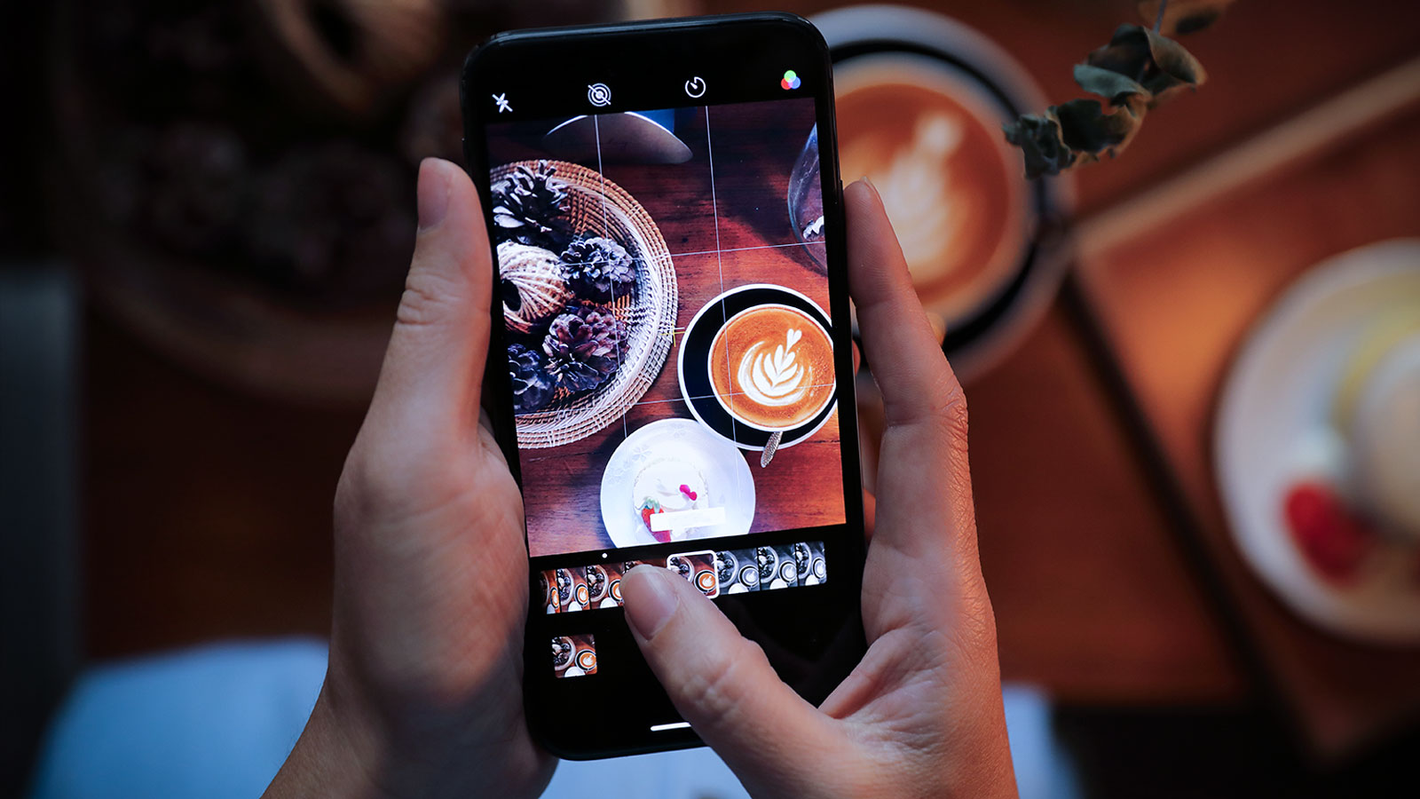 Produktfoto hemma med mobilen – flatlay ovanifrån på kaffe och rekvisita