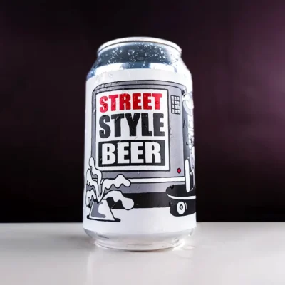 Produktfoto på Street Style Beer burk med kondens mot lila bakgrund.